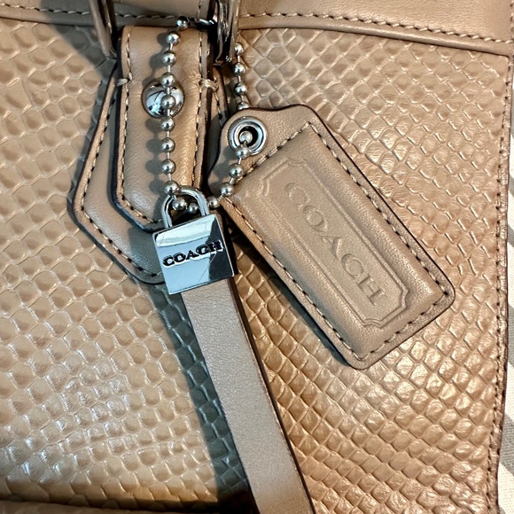 Coach Handbags - 👜☀️💥✨COACH!!!  Leather shoulder Bag - Excellent Condition!!🔥🔥🔥